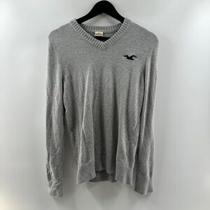 Hollister Grey V-Neck Sweater with Logo – Men’s L